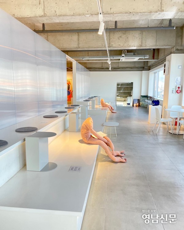 클레멘 타인(Clementine)의 : 환자와의 대화 기록에 나오는 3명, 나와 대화하기 전 나를 기다리는 모습