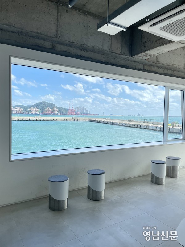 영도 바다가 한 눈에 보이는 스크랩 카페 라운지